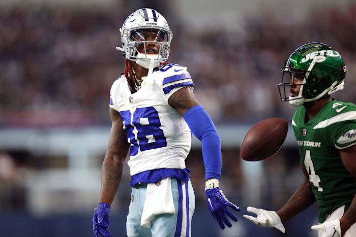 Cowboys' WR CeeDee Lamb (88) makes a catch against Jets' CB D.J. Reed (4)